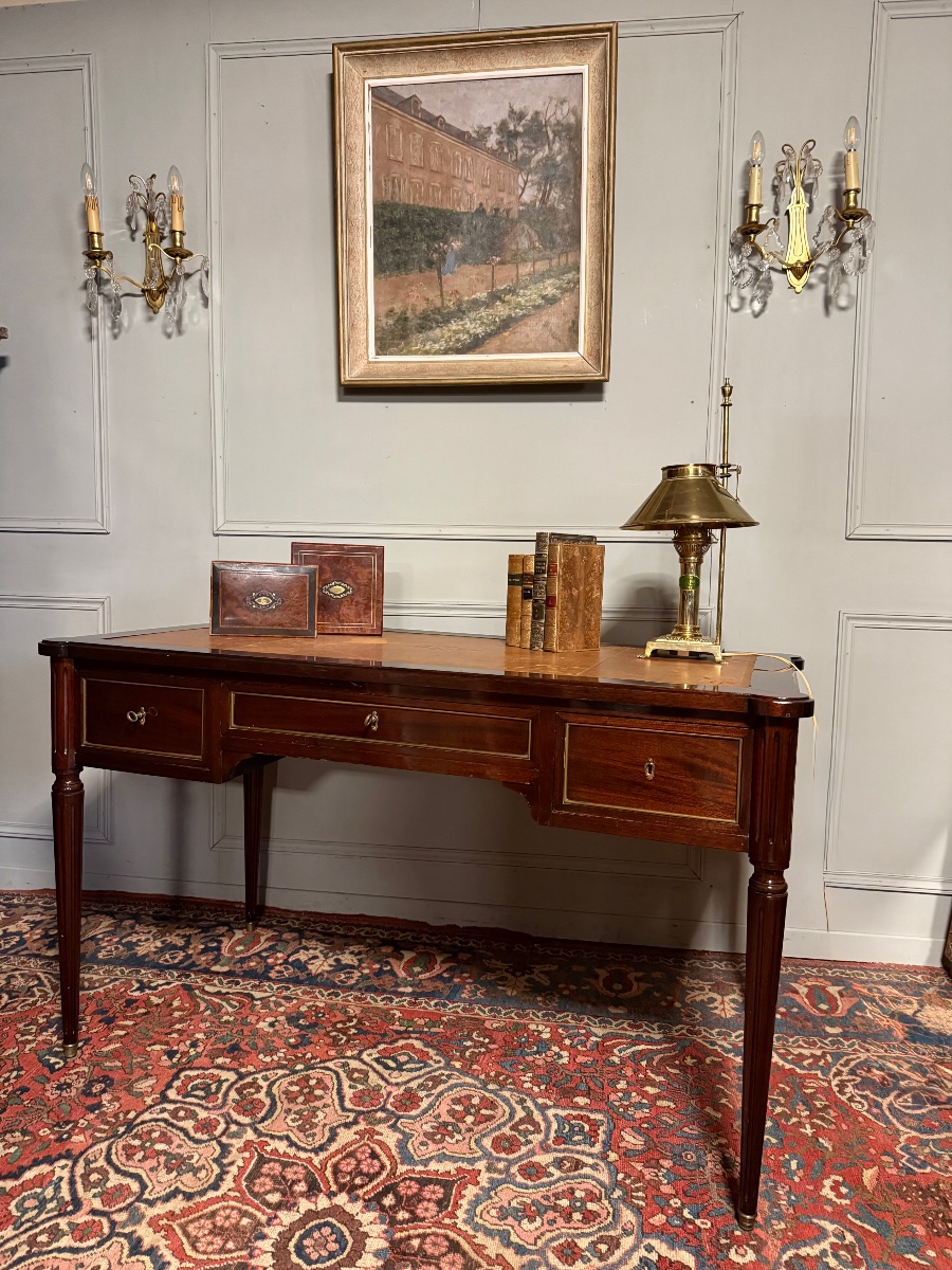Bureau de style Louis XVI en acajou. 