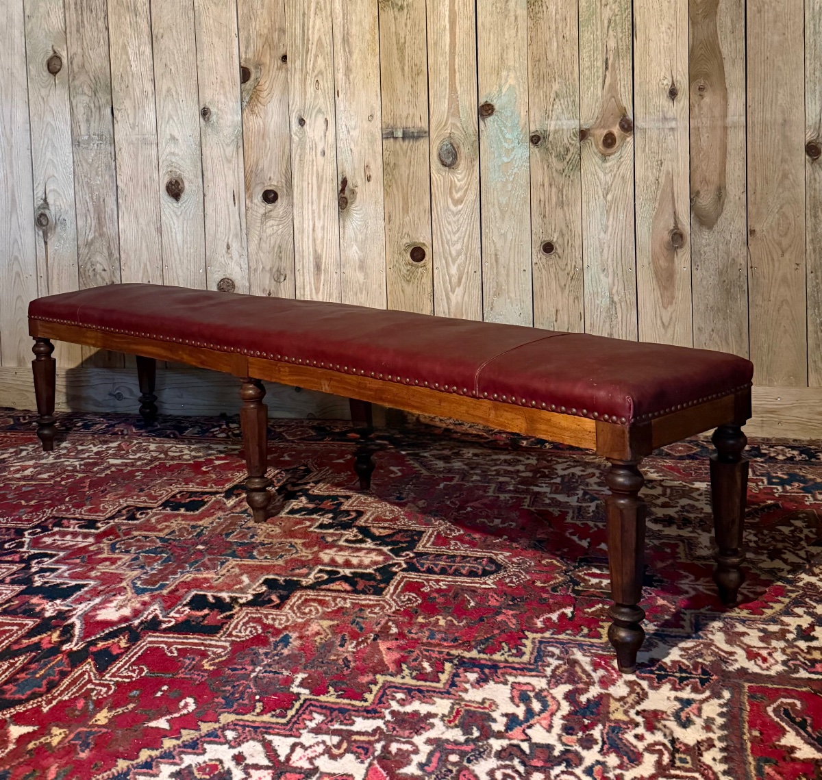 Banquette de vestibule en noyer, d'époque XIX ème. 