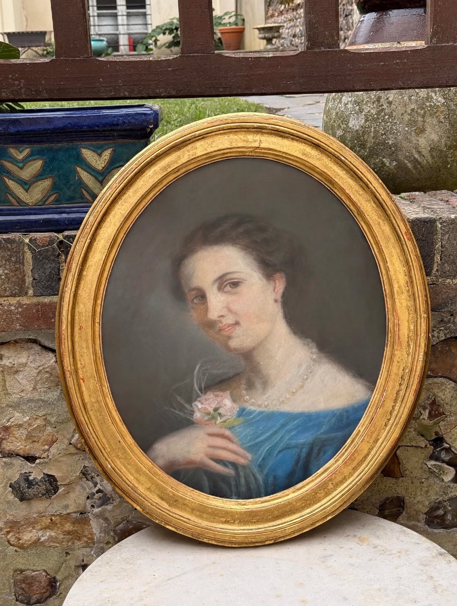 Pastel ovale. Portrait de jeune fille à la rose. -photo-2