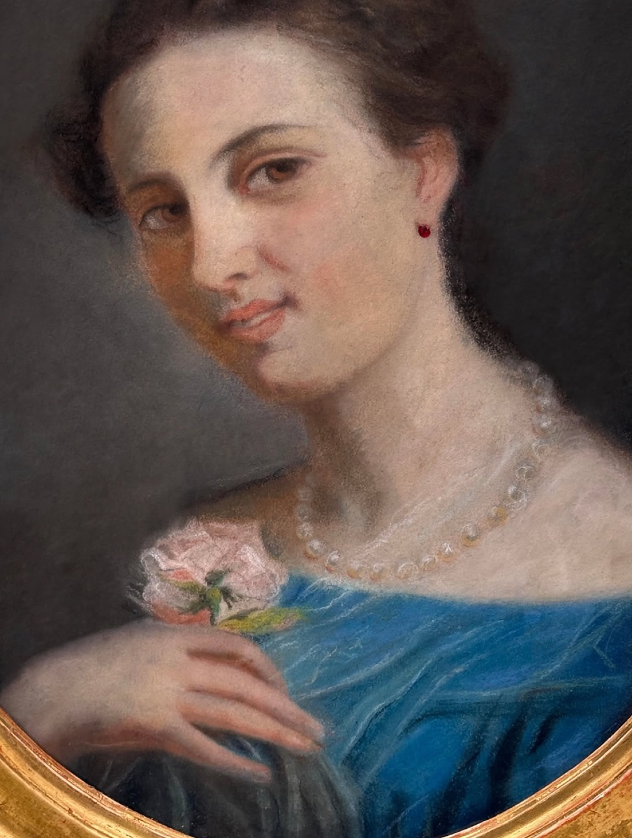 Pastel ovale. Portrait de jeune fille à la rose. -photo-4
