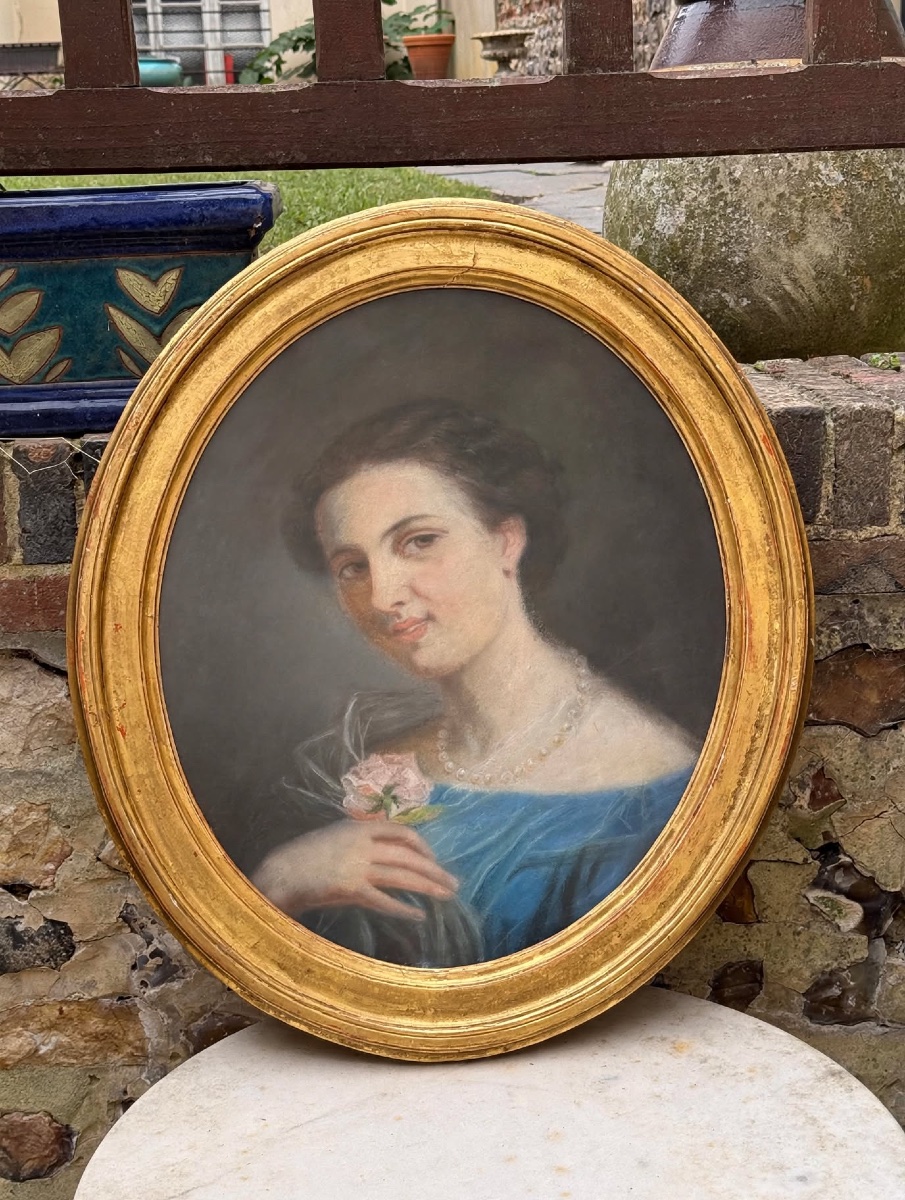 Pastel ovale. Portrait de jeune fille à la rose. 