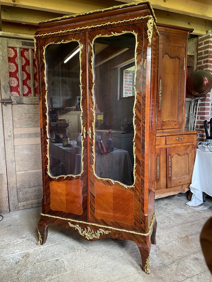 Vitrine De Style Louis XV En Marqueterie.