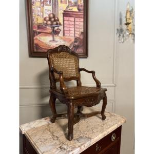 Fauteuil d'enfant de style régence en bois naturel. 