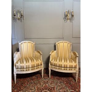 Paire de bergères de style Louis XVI  en bois peint. 