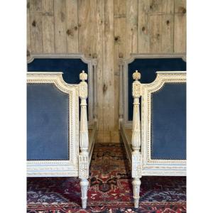 Paire de lits de style Louis XVI en bois peint. 