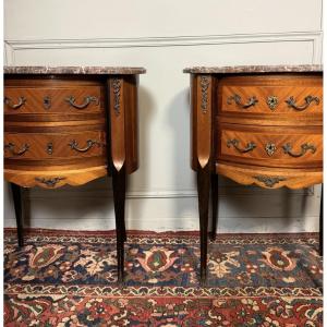 Paire de petites commodes de style transition. 