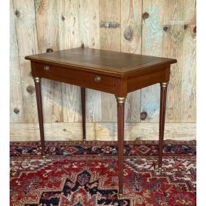 Bureau de style Louis XVI en acajou. 