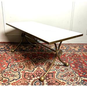 Table basse avec plateau en marbre blanc et piètement en laiton de style Néo-classique. 