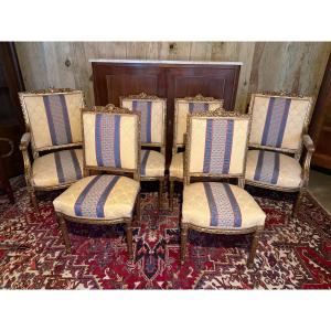 Ensemble de quatre chaises et deux fauteuils de style Louis XVI en bois doré. 