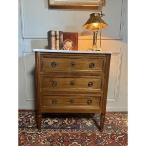 Commode de style Louis XVI en acajou. 