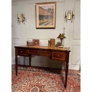 Bureau de style Louis XVI en acajou.