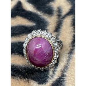 Bague Rubis Cabochon Entourage Diamants. 