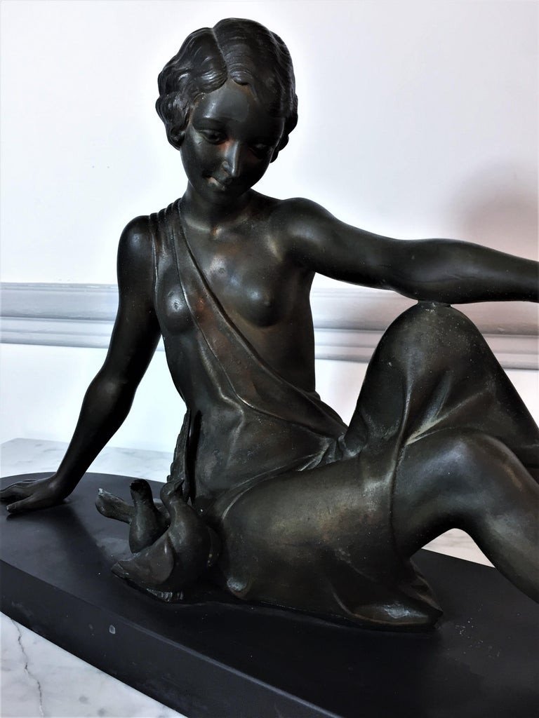 Sculpture En Marbre Noir De Godard Armand "jeune femme Assise Aux Colombes"  -  Art Déco -photo-1