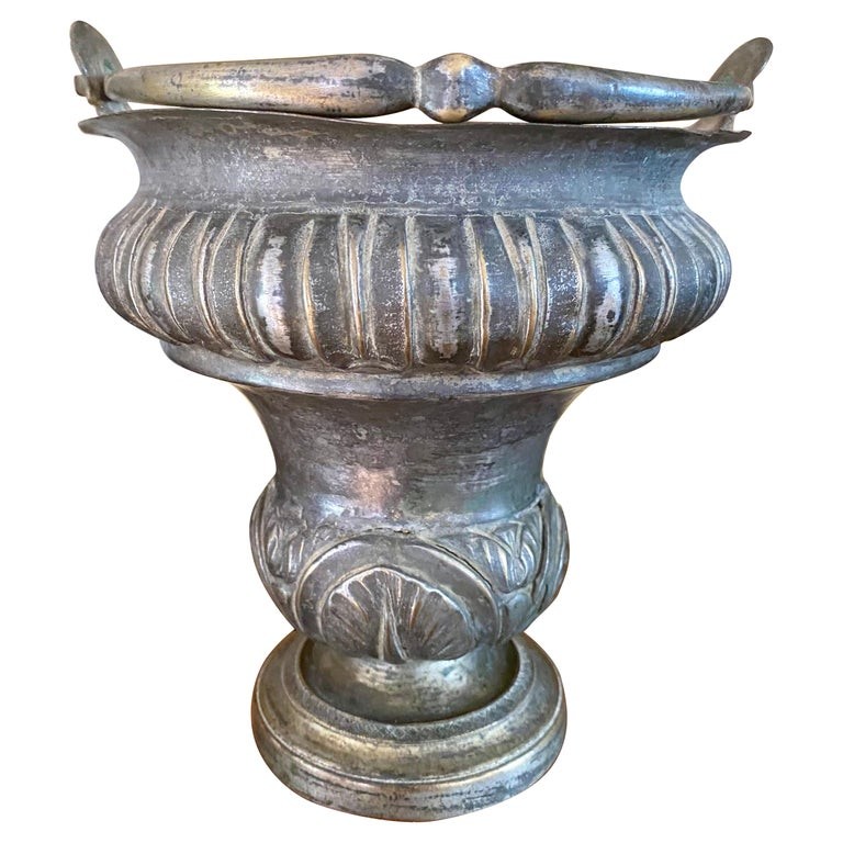 Seau à eau bénite en métal argenté d'époque Louis XIV Vers 1700
