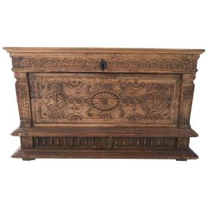 Antique Chest In Carved Wood With Plant Motif - Renaissance Period - Late 16th Early 17th