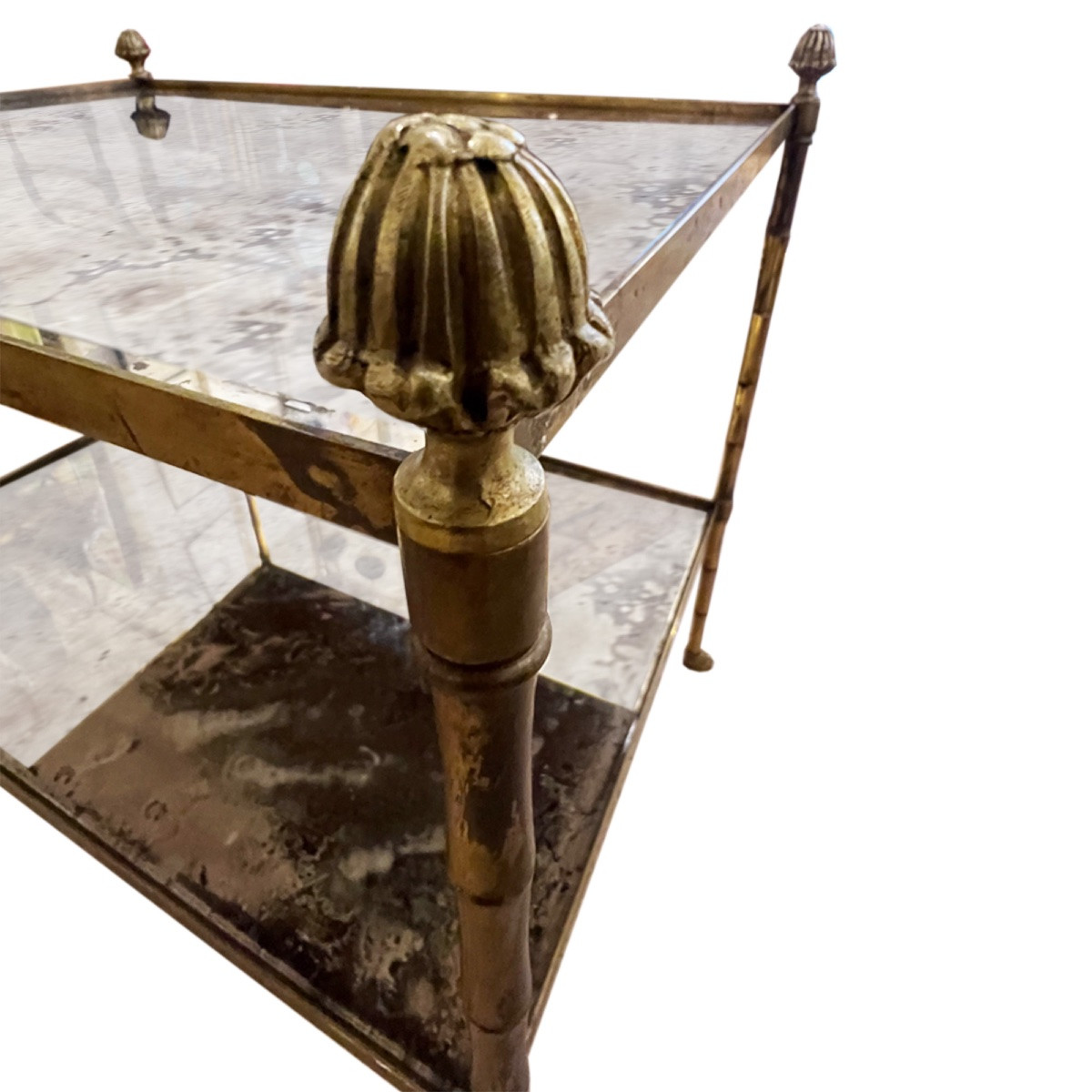 Paire de tables d'appoint françaises en laiton des années 1950 avec verre églomisé et pieds en -photo-3