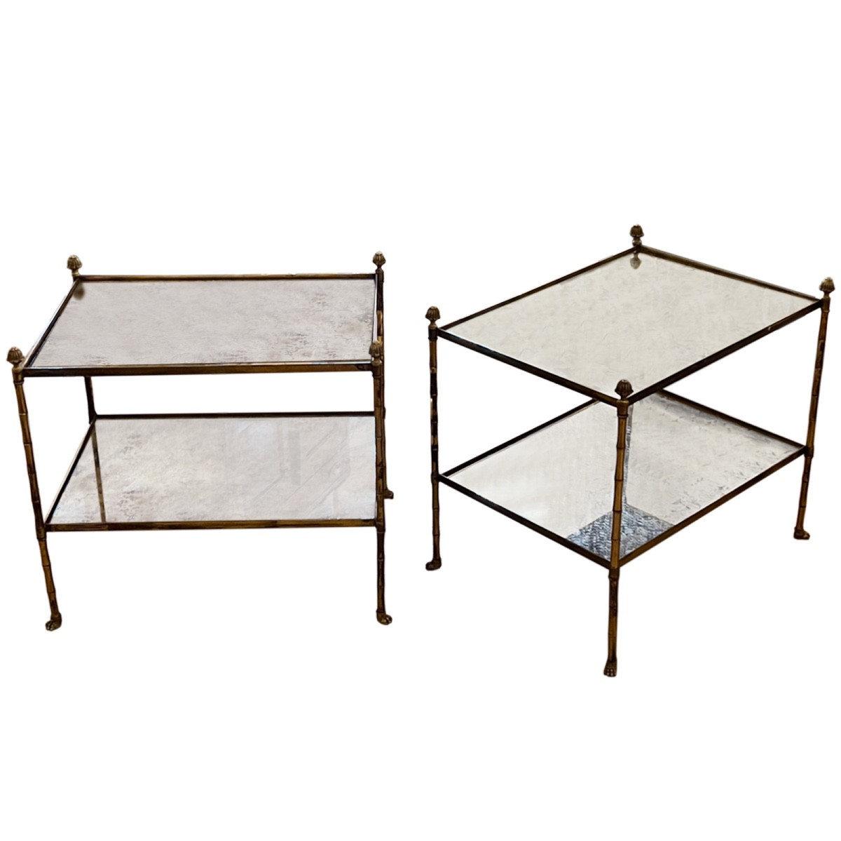 Paire de tables d'appoint françaises en laiton des années 1950 avec verre églomisé et pieds en 