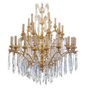 Très grand lustre décoratif en cristal et doré à 35 bras