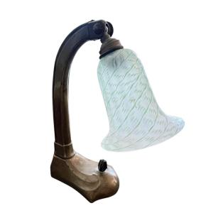 Petite lampe de bureau anglaise des années 1930 en bakélite avec abat-jour décoratif en verre