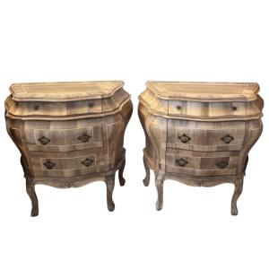 Paire de commodes bombées de style italien du XVIIIe siècle