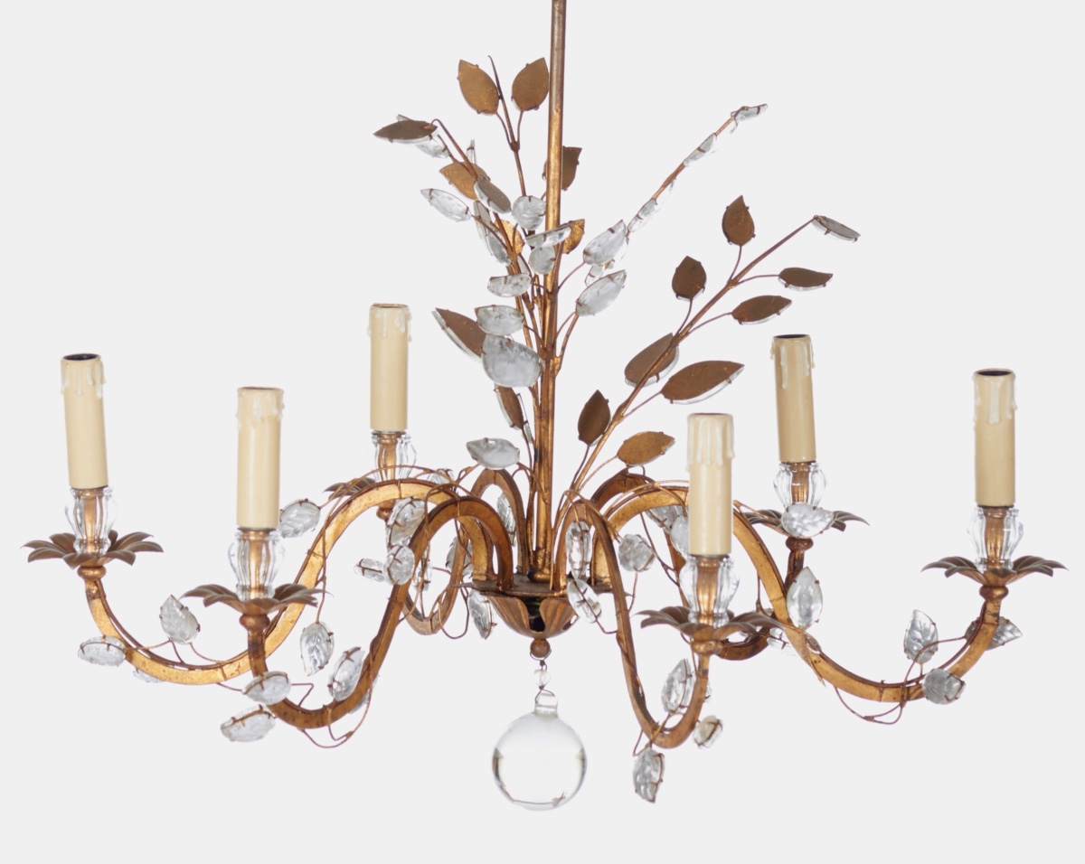 Maison BAGUÈS – Lustre en fer forgé doré et cristal à 6 feux