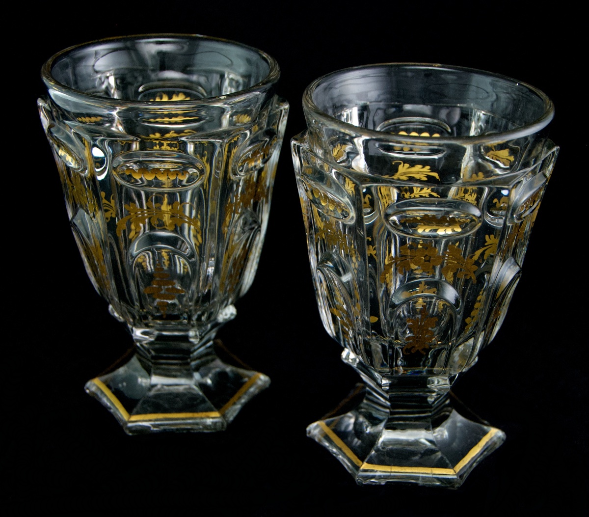 BACCARAT – Paire de gobelets vases à violettes en cristal moulé et doré, époque Louis-Philippe-photo-2