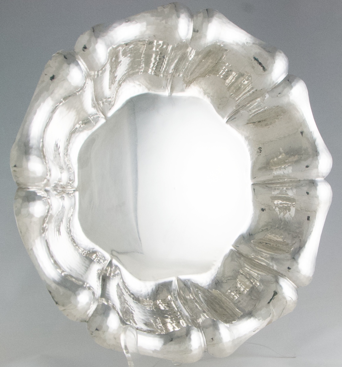 RINO GREGGIO – Coupe florale en argent massif martelé, Padoue, 1948-1968