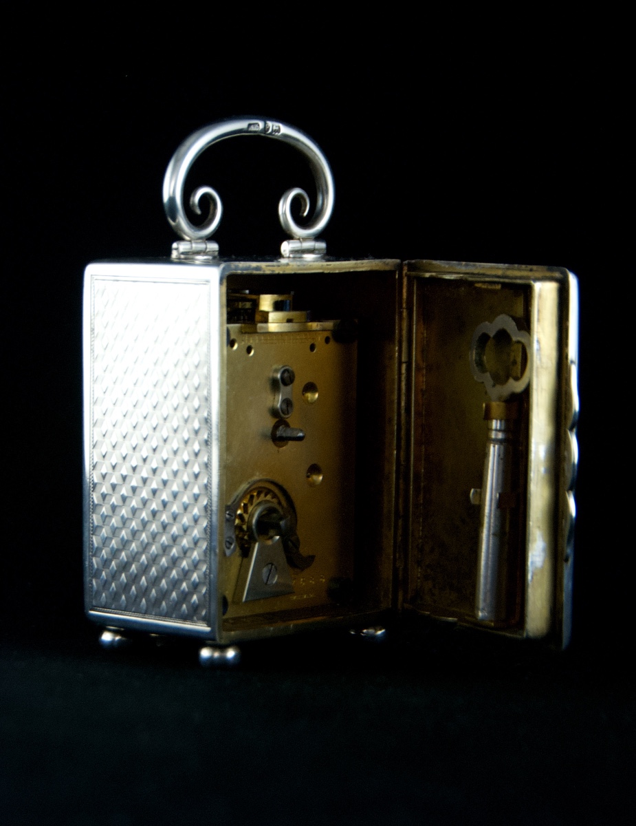 Londres 1899 – Pendule de voyage victorienne en argent massif, mouvement JTC-photo-2