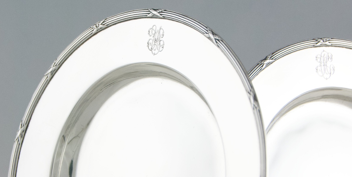 Paul DEVAUX – Paire de dessous de carafe ou assiettes de présentation en argent massif-photo-3