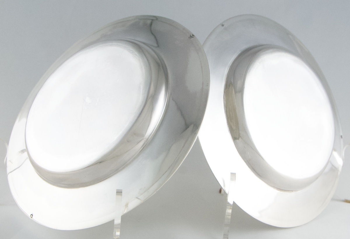 Paul DEVAUX – Paire de dessous de carafe ou assiettes de présentation en argent massif-photo-1