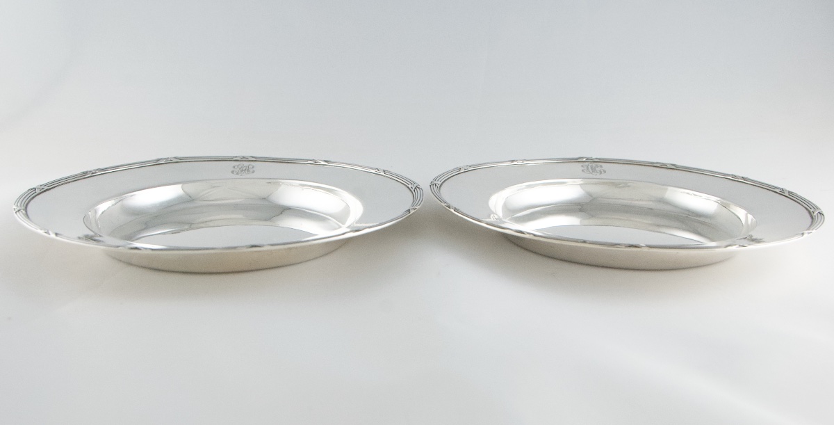 Paul DEVAUX – Paire de dessous de carafe ou assiettes de présentation en argent massif-photo-2