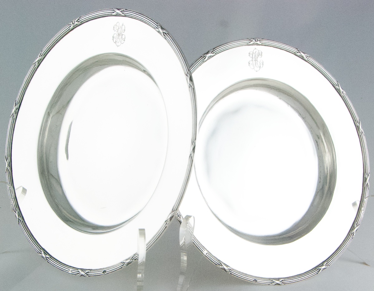 Paul DEVAUX – Paire de dessous de carafe ou assiettes de présentation en argent massif-photo-3