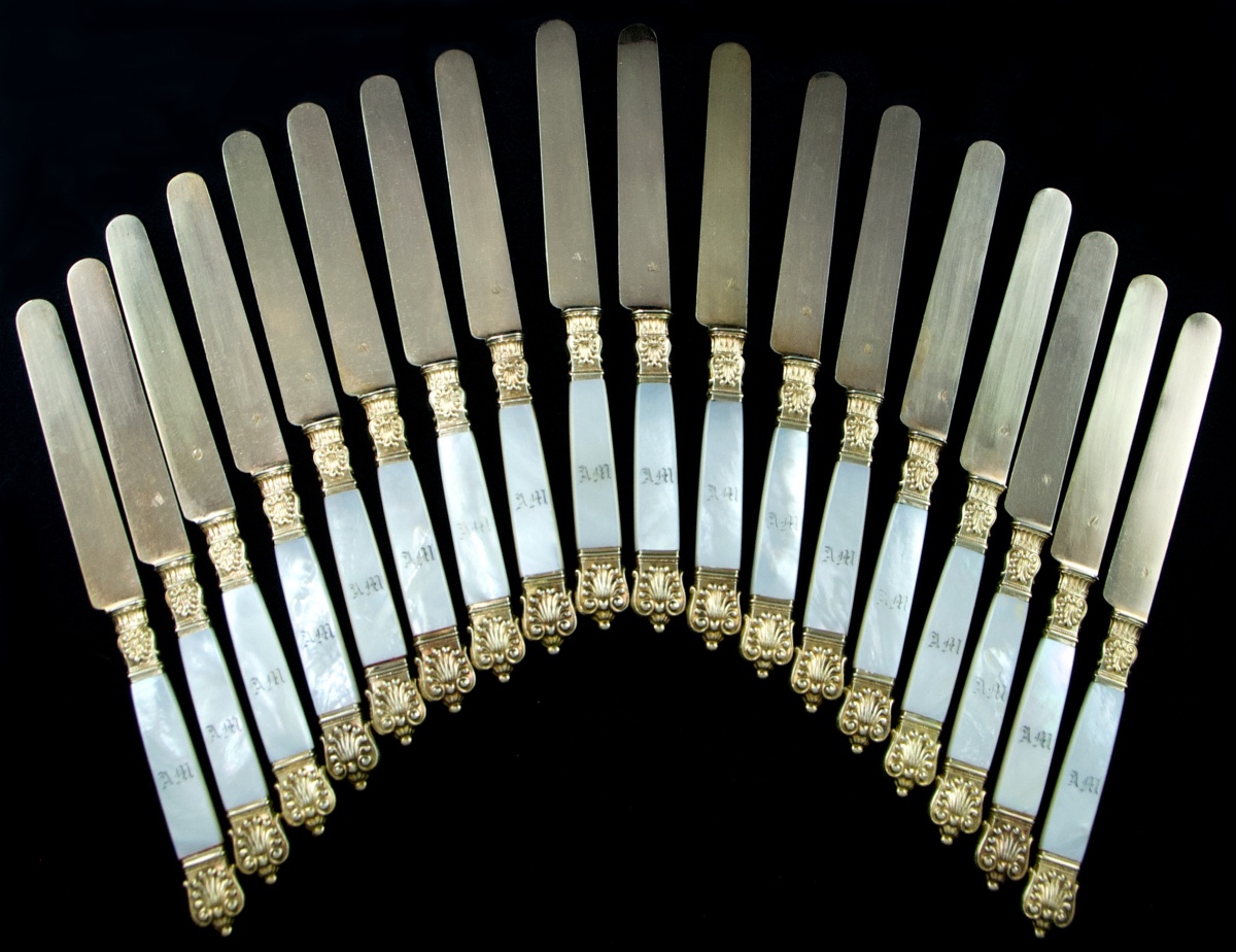 Paris 1834-1846 – 18 couteaux en nacre et vermeil par P.F. QUEILLÉ, époque Louis-Philippe