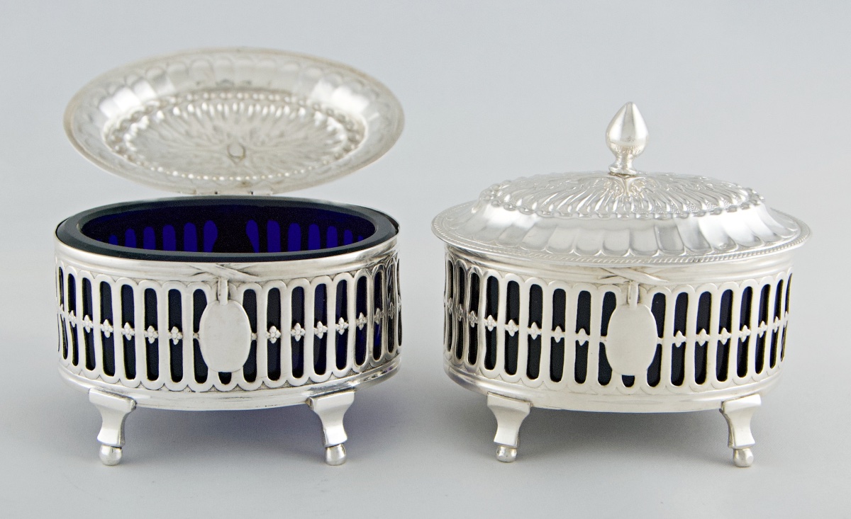 Paris 1787 – Pair Of Louis XVI Period Covered Salt Cellars In Solid Silver-photo-2