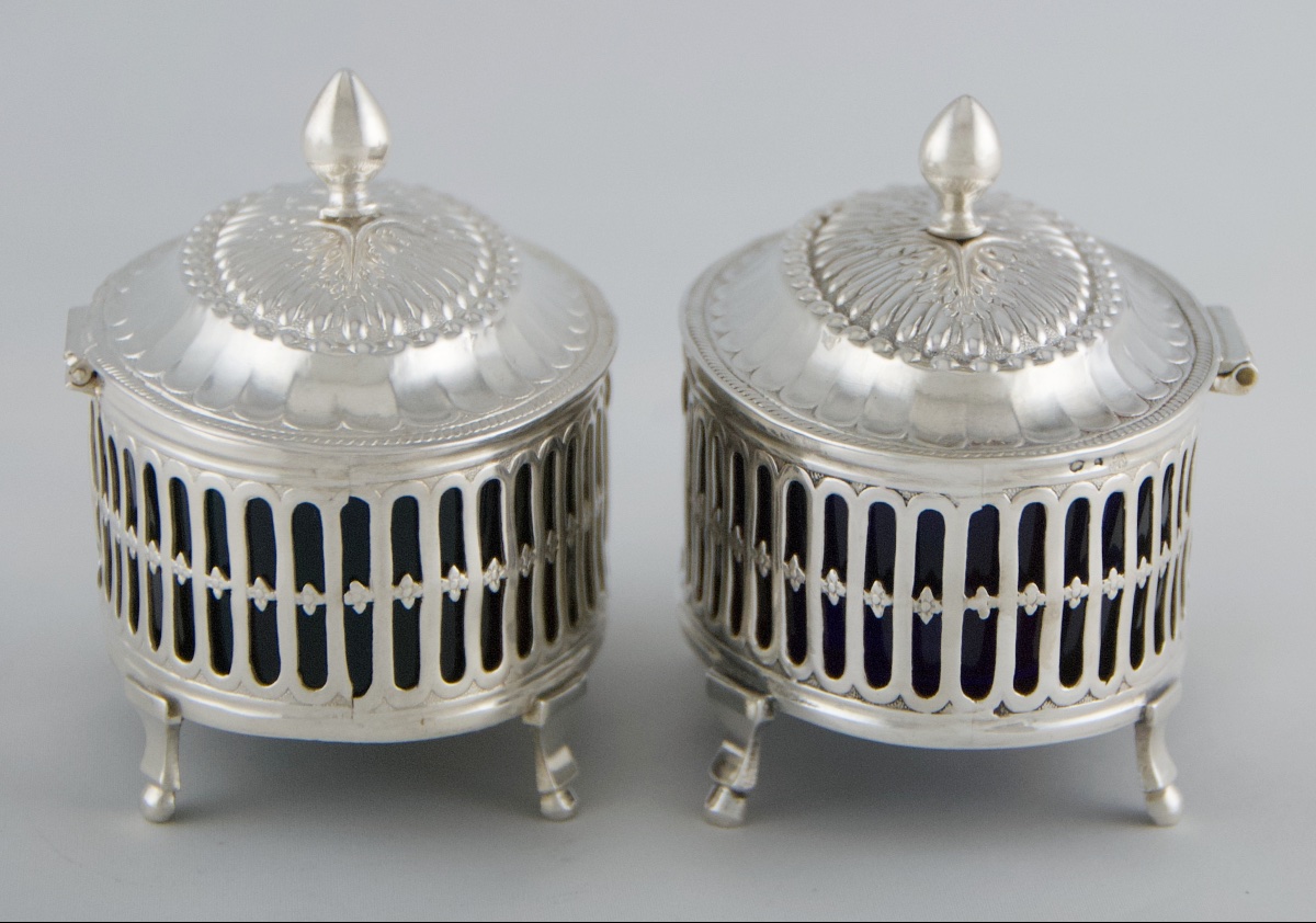 Paris 1787 – Pair Of Louis XVI Period Covered Salt Cellars In Solid Silver-photo-3