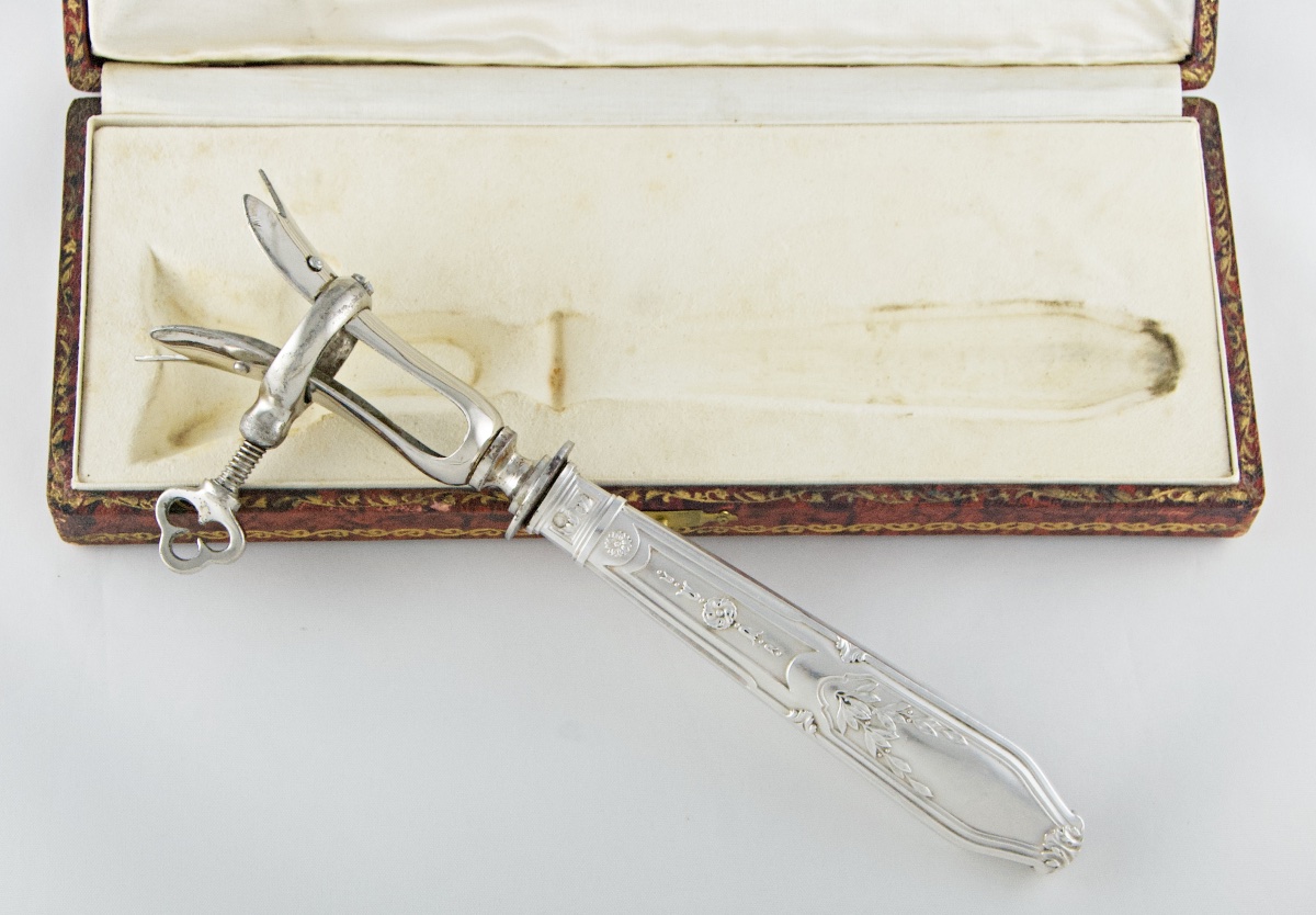 Manche à gigot de style Louis XVI en argent massif et acier par Ernest BANQUIER