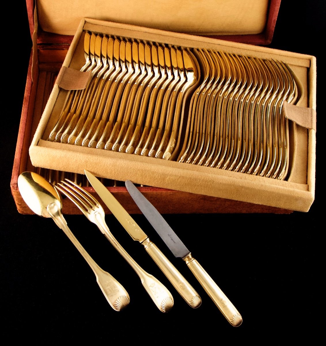 Fouquet-Lapar – Ménagère en argent massif vermeil à la coquille pour 18 personnes