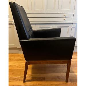 Fauteuil moderniste en bois et cuir synthétique noir, circa 1960