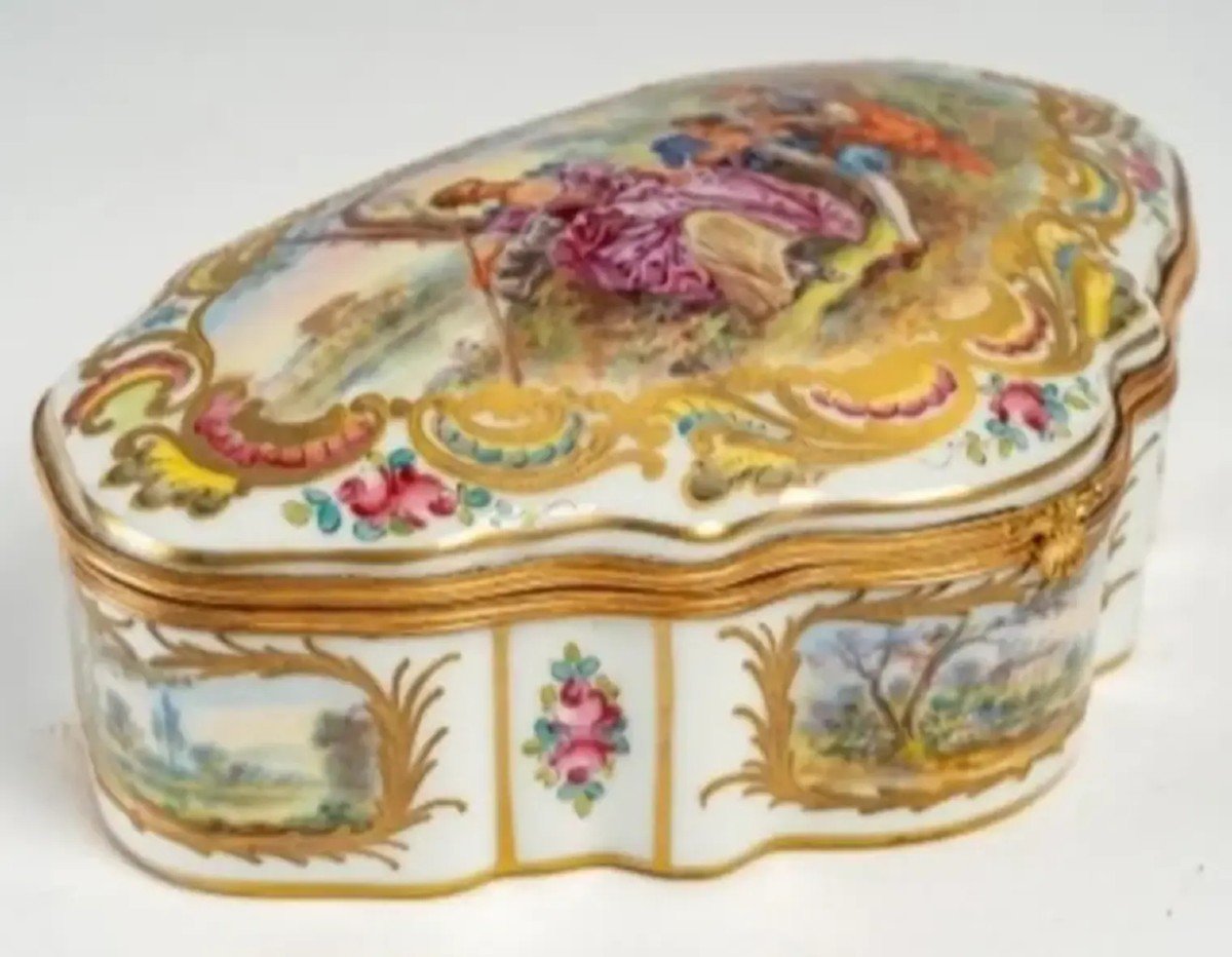 Magnificent Box In White Sèvres Porcelain, XIXth Century