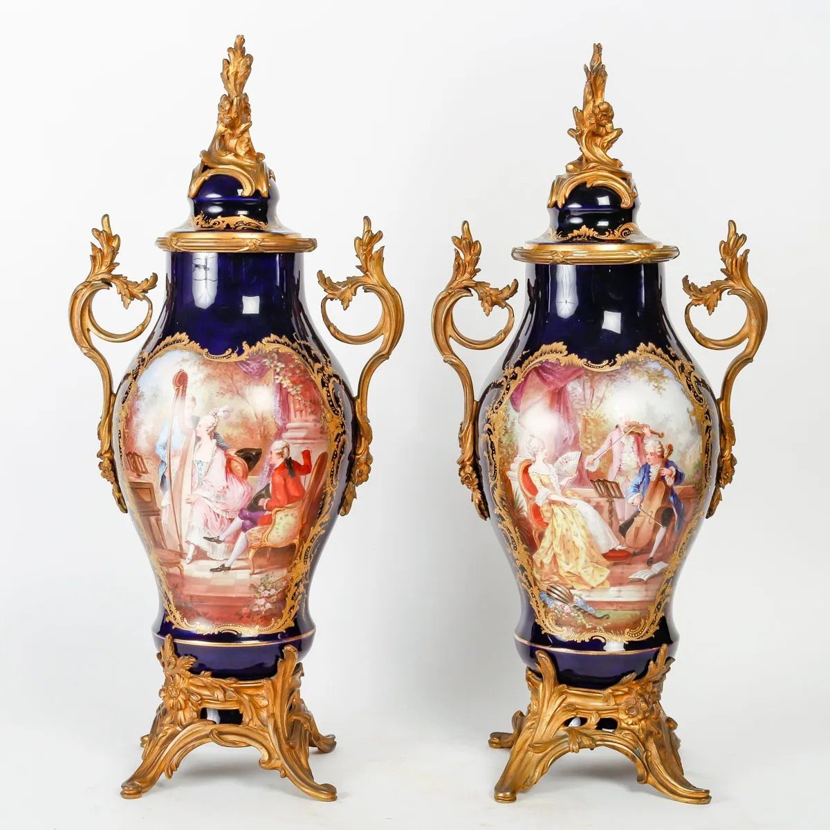 Royale Paire De Vases En Porcelaine De Sèvres, Monture En Bronze Dorée, Signée