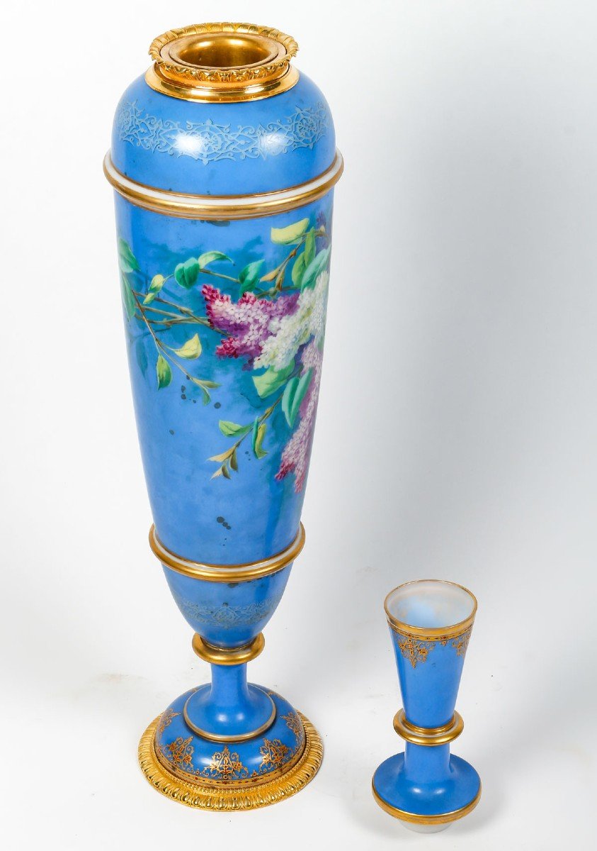 TRÉS GRAND Vase En Opaline De Baccarat Bleu, Décoré Par Des Dessins De Fleurs -photo-2