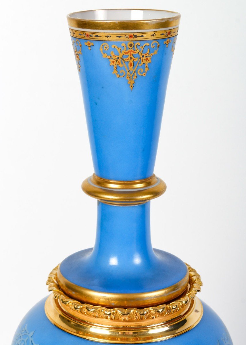 TRÉS GRAND Vase En Opaline De Baccarat Bleu, Décoré Par Des Dessins De Fleurs -photo-1