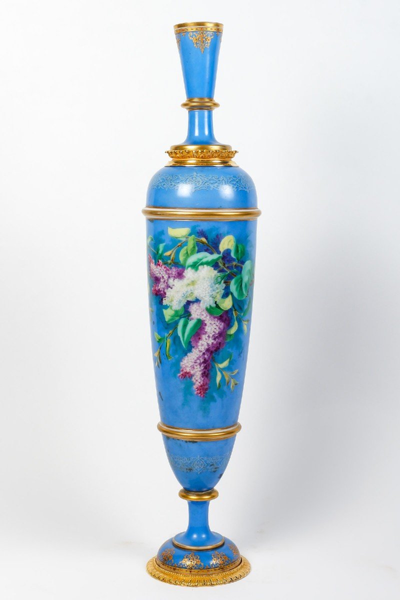 TRÉS GRAND Vase En Opaline De Baccarat Bleu, Décoré Par Des Dessins De Fleurs 