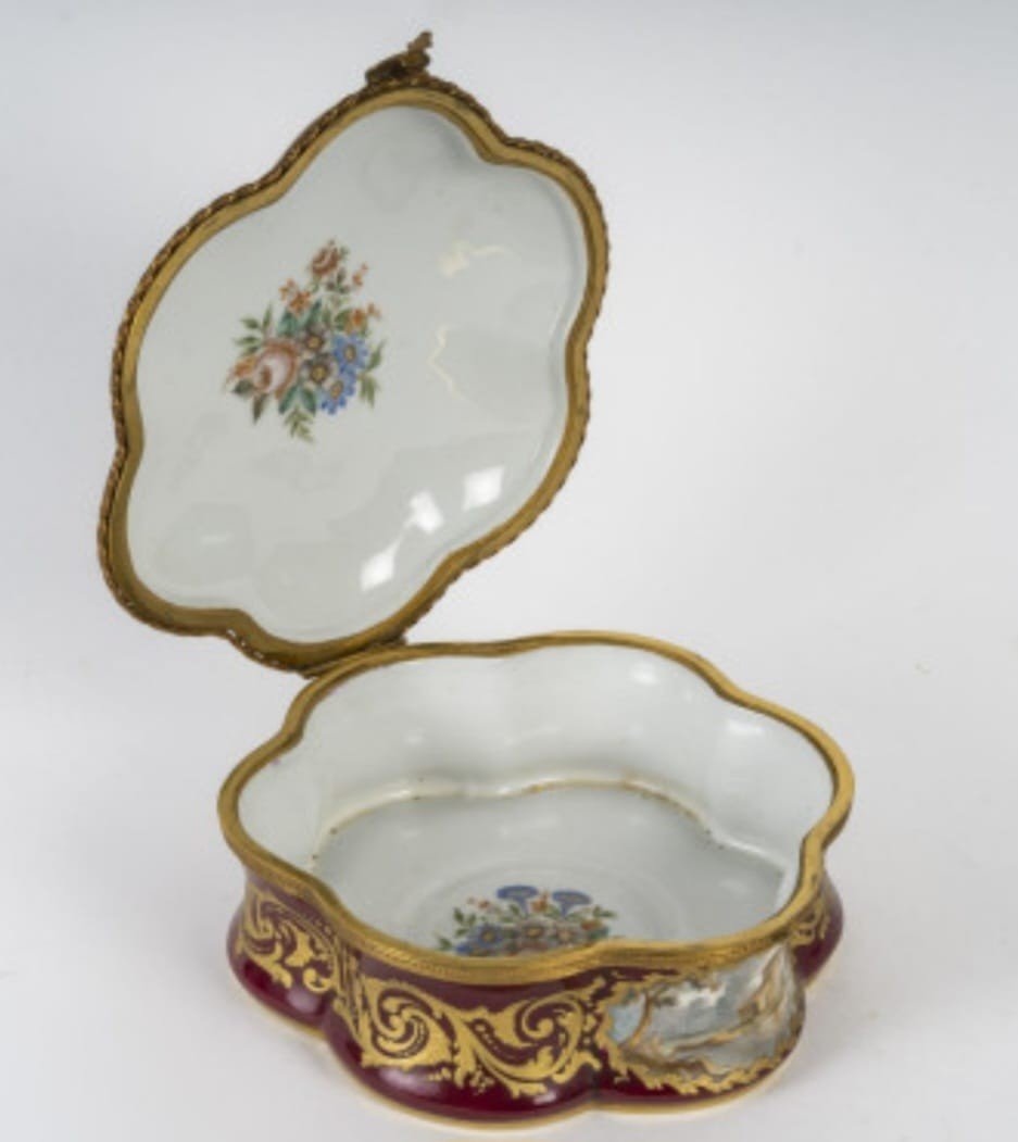Red Porcelain Box, Signature Sèvres.-photo-3