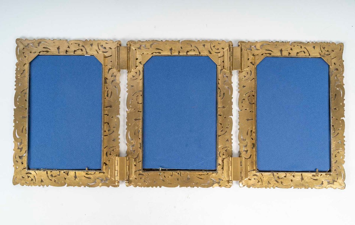 Cadre triptyque en métal doré ajouré – Style Rococo – Époque début XXᵉ siècle-photo-2