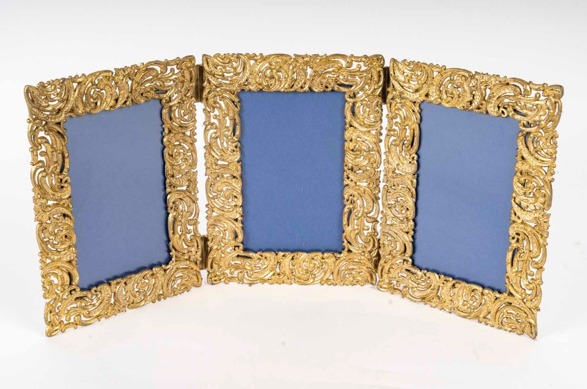 Cadre triptyque en métal doré ajouré – Style Rococo – Époque début XXᵉ siècle