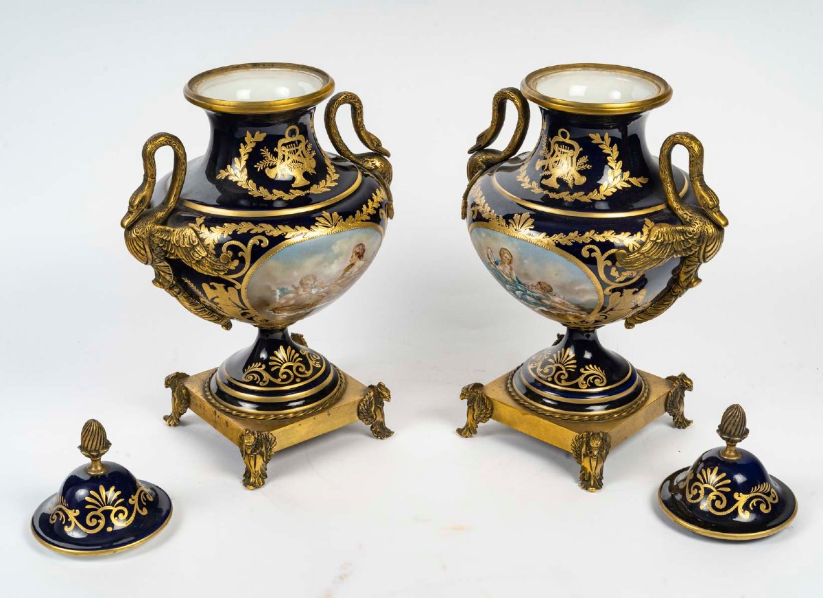 Paire de vases couverts en porcelaine à décor peint et montures en bronze doré – Style Louis XV-photo-2