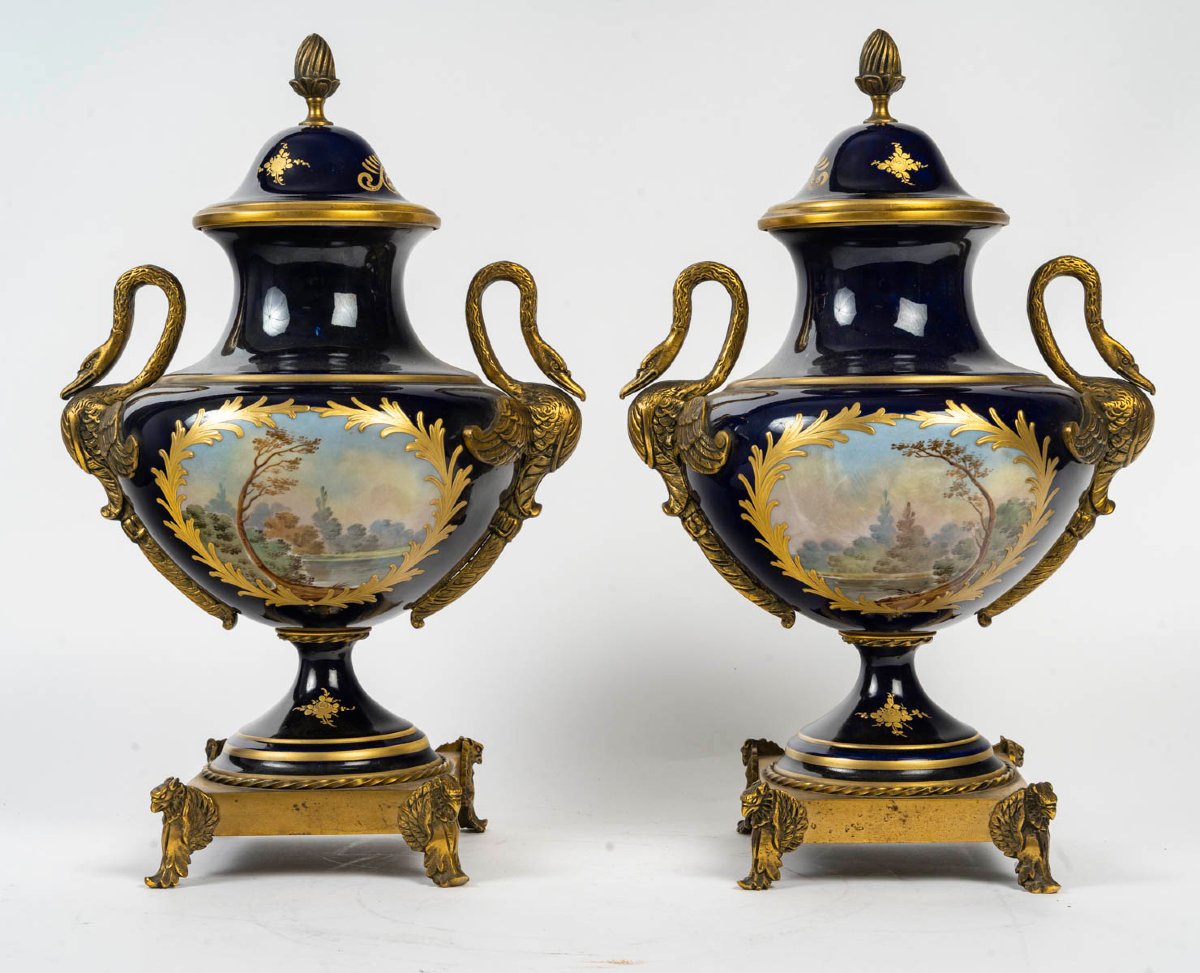 Paire de vases couverts en porcelaine à décor peint et montures en bronze doré – Style Louis XV-photo-3