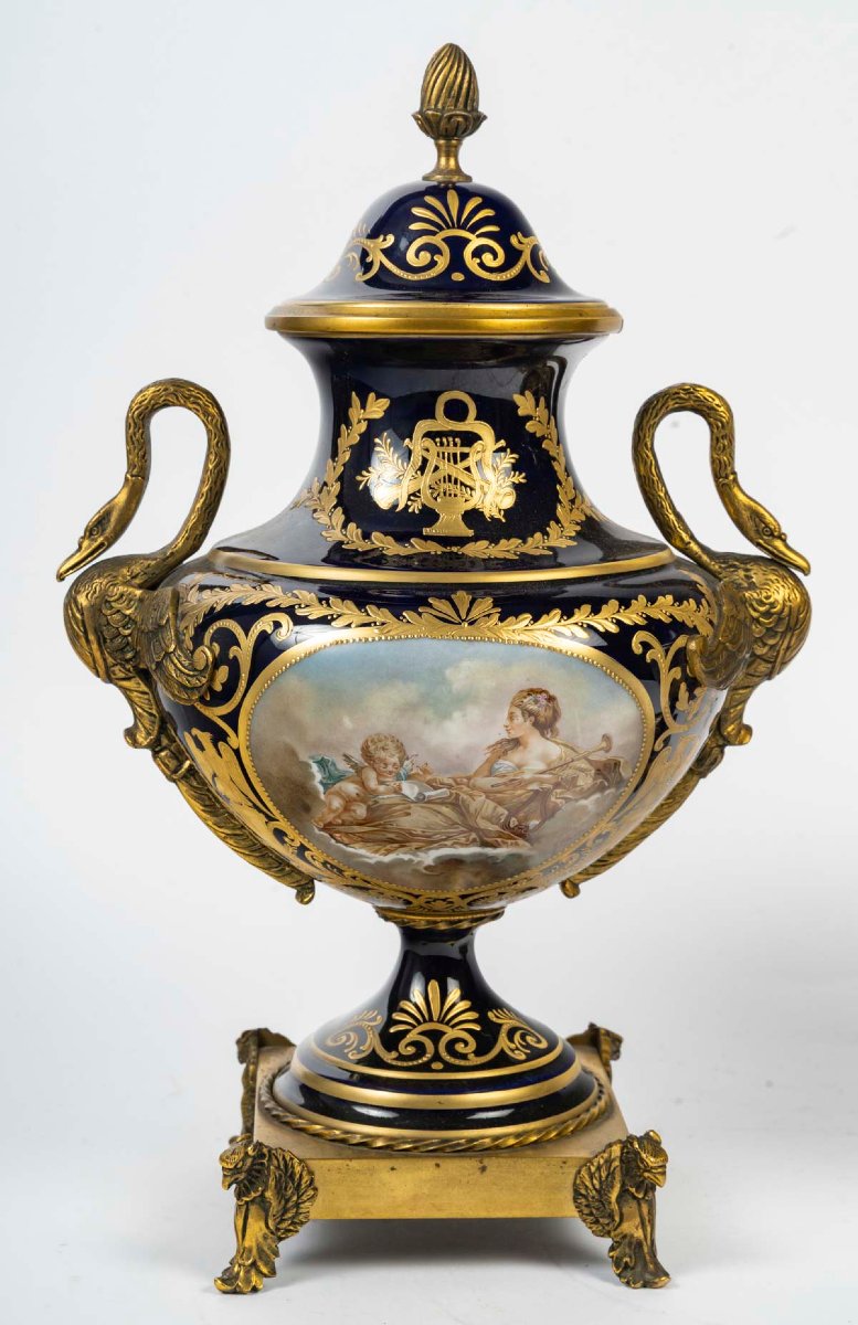 Paire de vases couverts en porcelaine à décor peint et montures en bronze doré – Style Louis XV-photo-3