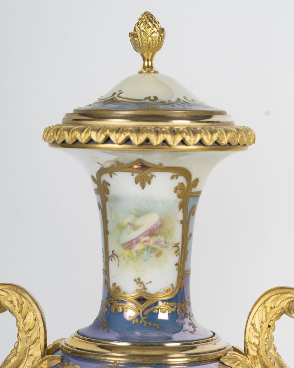 Paire de vases couverts en porcelaine peinte et bronze doré, XIXᵉ siècle-photo-2